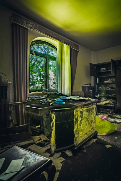 istock Abandoned farm house 1879540091