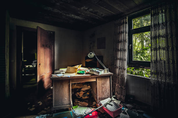 istock Abandoned farm house 1879544697