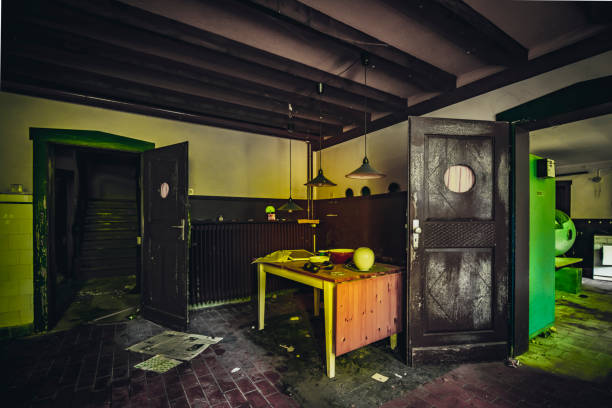 istock Abandoned farm house 1879547795