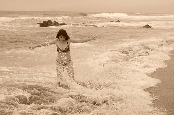 bela menina em ondas do mar - ретро imagens e fotografias de stock