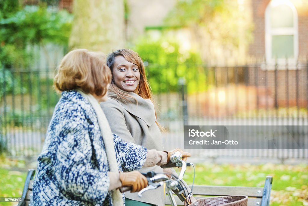 Mujer madura lady y de color promenading. - Foto de stock de 60-69 años libre de derechos