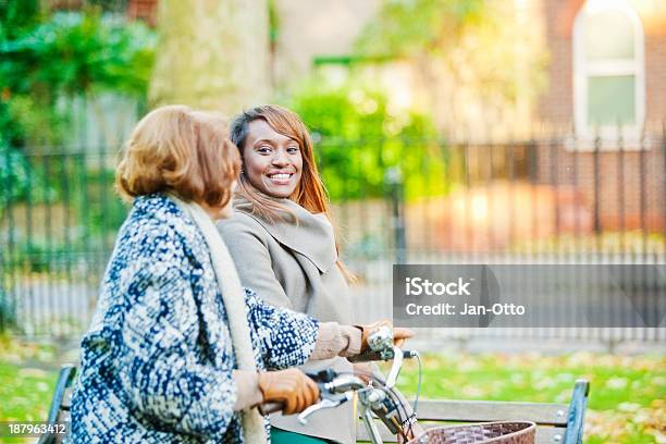 Mujer Madura Lady Y De Color Promenading Foto de stock y más banco de imágenes de 60-69 años - 60-69 años, Adulto, Adulto maduro