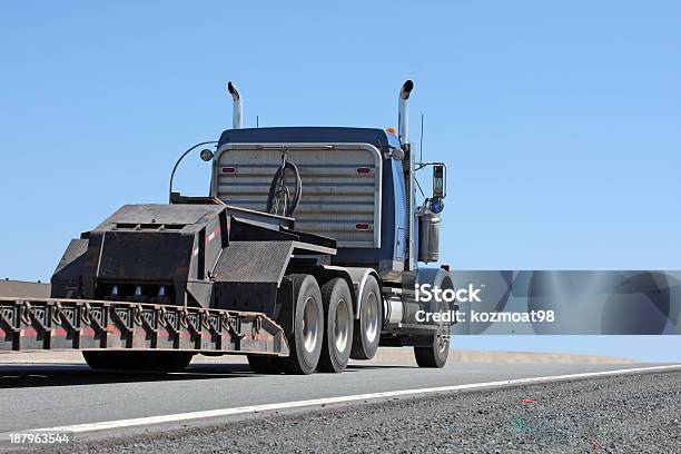 Semi Carreta Plataforma - Fotografias de stock e mais imagens de Ao Ar Livre - Ao Ar Livre, Atividade, Autoestrada