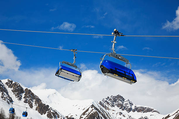 teleférico em montanhas dos alpes - overhead cable car dolomites italy snow imagens e fotografias de stock
