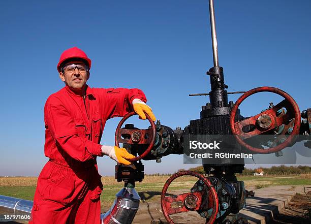 Foto de De Petróleo E Gás Trabalhador Usando Roupas De Proteção e mais fotos de stock de Adulto