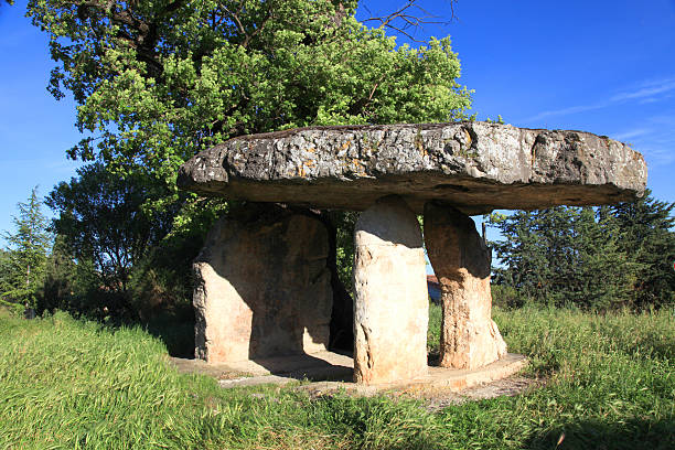 dolmen, provence, francia - dolmen stone grave ancient fotografías e imágenes de stock