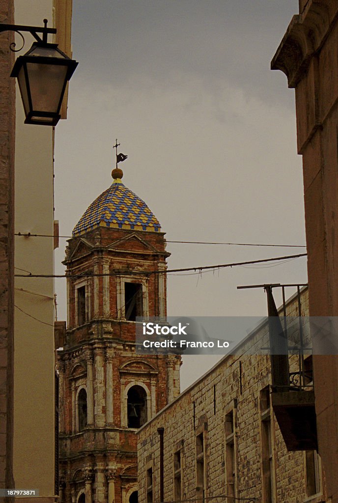 Torre com Sino de St. Benedict na Apúlia terra. - Foto de stock de Abadia - Igreja royalty-free