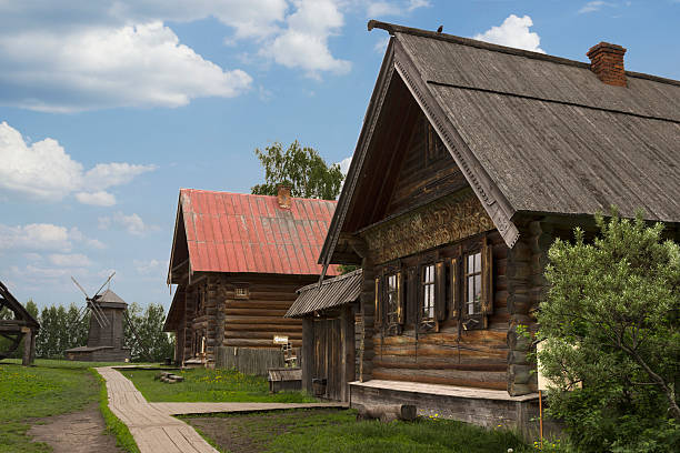 strada del villaggio russo del diciannovesimo secolo - izba foto e immagini stock