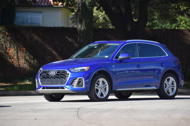 ein porträt eines neuen audi q4 suv in der nähe des herman park in houston - texas blues stock-fotos und bilder