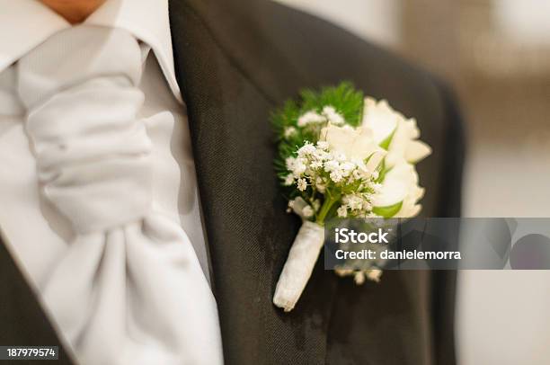 Buttonhole Blanco Foto de stock y más banco de imágenes de Acompañantes del novio - Acompañantes del novio, Adulto, Arreglo floral