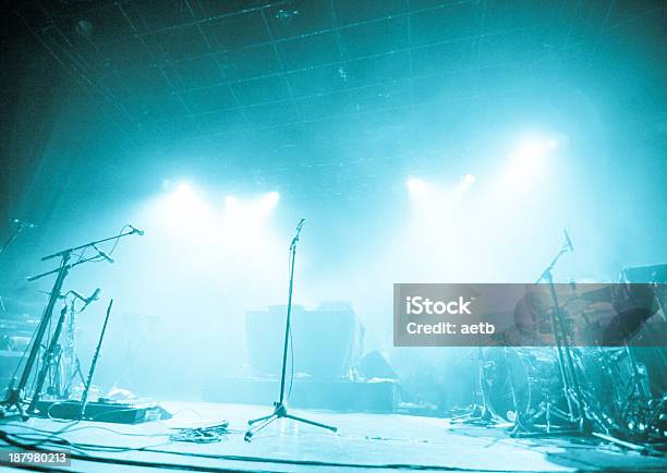 Foto de Microfones No Vazio Palco Aguardando Para Músicos Para Ir e mais fotos de stock de Música rock