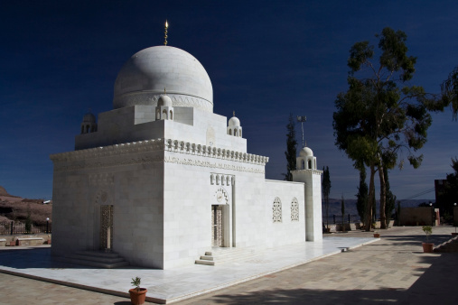 White mosque in Manakhah - Jemen