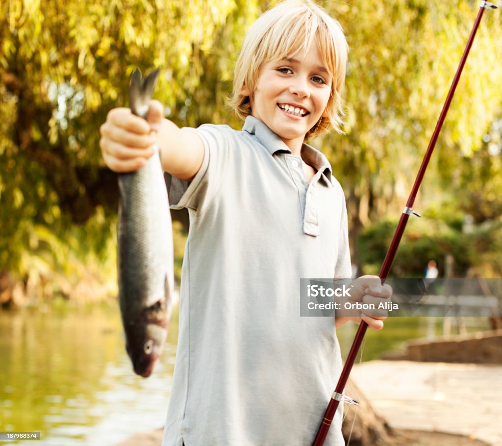 Junge holding bis Fisch - Lizenzfrei 6-7 Jahre Stock-Foto