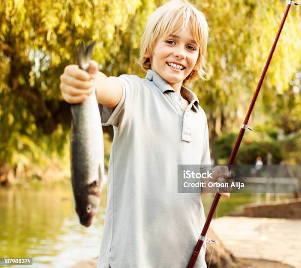 Junge Holding Bis Fisch Stockfoto und mehr Bilder von 6-7 Jahre - 6-7 Jahre, Angel, Angelschnur