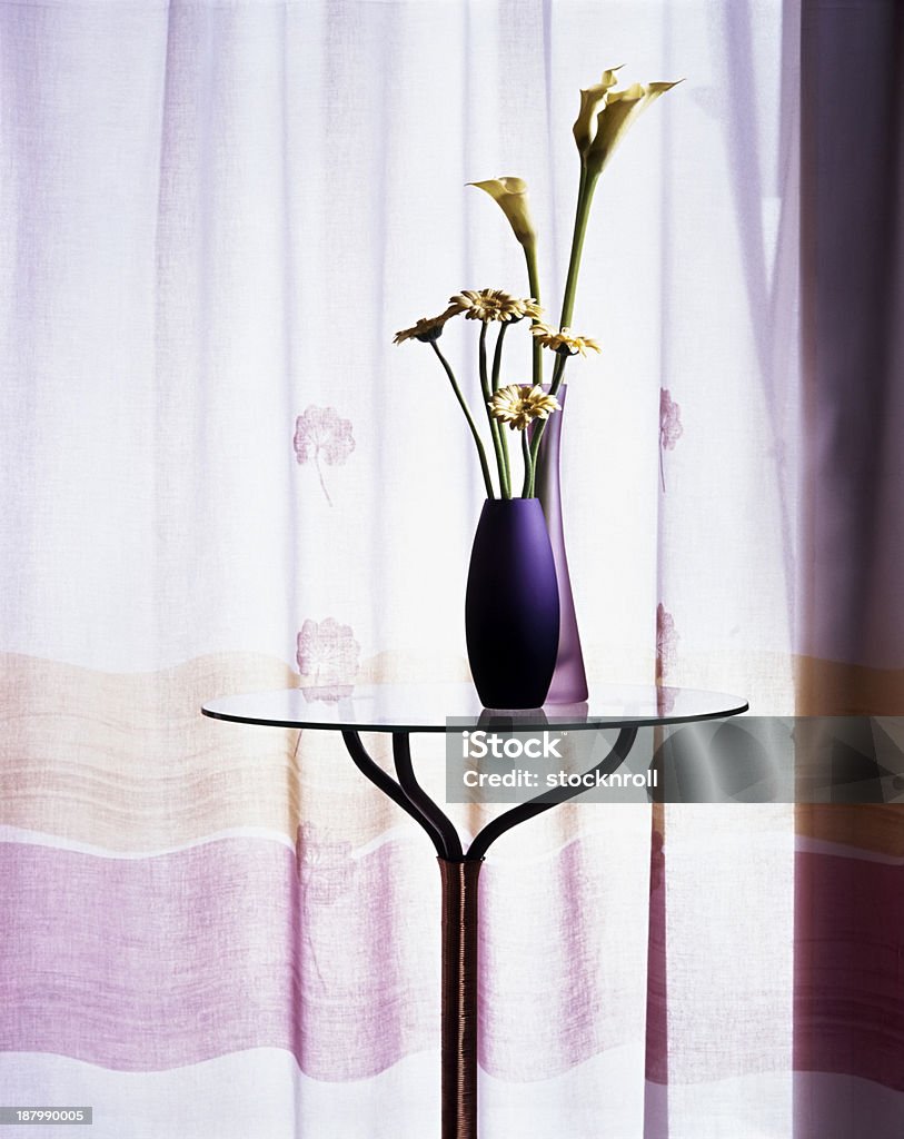 Цветок вазами на Приставной столик - Стоковые фото Без людей роялти-фри