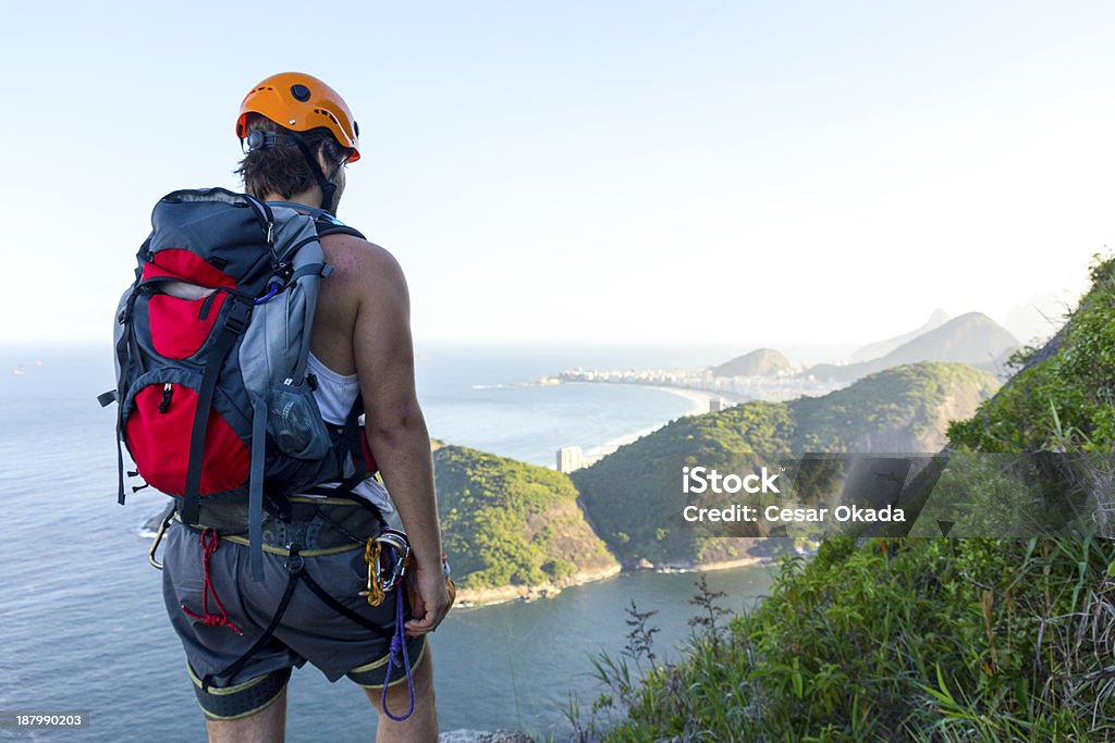 Mountain climber Guardare il paesaggio - Foto stock royalty-free di Alpinismo
