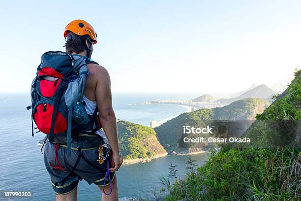 Mountain Climber Guardare Il Paesaggio - Fotografie stock e altre immagini di Alpinismo - Alpinismo, Arrampicata su roccia, Casco protettivo da sport