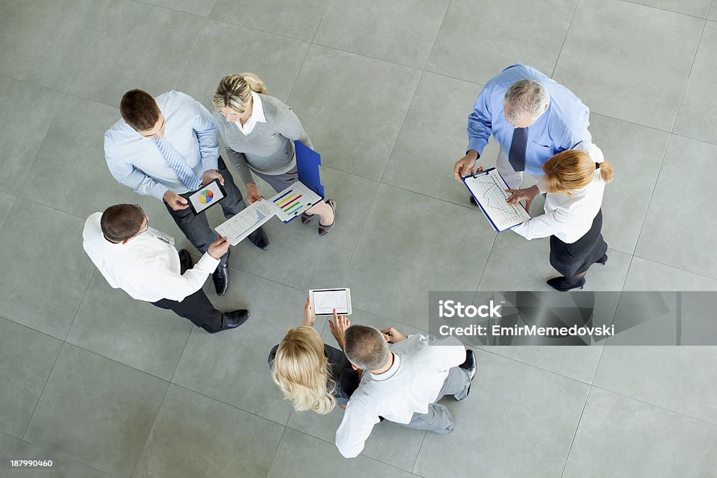 Vista de alto ángulo de equipo de negocios, análisis de datos - Foto de stock de Adulto libre de derechos