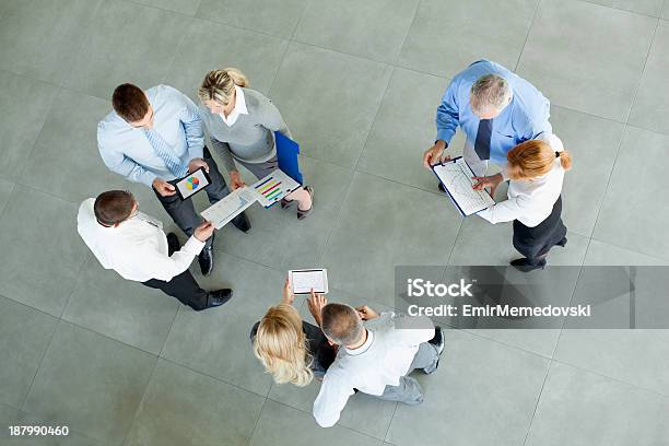 Vista De Alto Ángulo De Equipo De Negocios Análisis De Datos Foto de stock y más banco de imágenes de Adulto