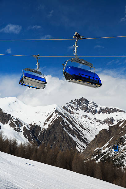 seilbahn in alpen berge - dolomites ski lift winter ski track stock-fotos und bilder