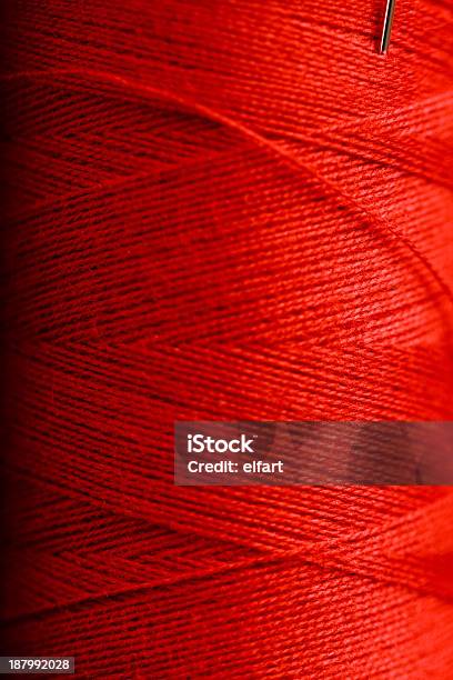 Hilo Y Agujas Rojo Foto de stock y más banco de imágenes de Aguja - Mercería - Aguja - Mercería, Algodón - Textil, Arte de la costura