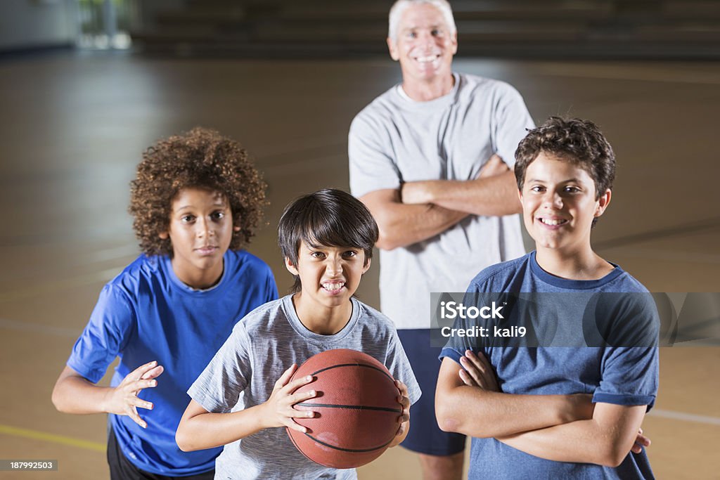 男の子、バスケットボールコーチ - 中学校のロイヤ��リティフリーストックフォト