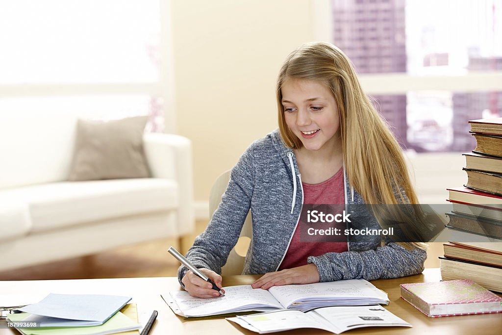 Hübsches kleines Mädchen macht Hausaufgaben - Lizenzfrei 14-15 Jahre Stock-Foto
