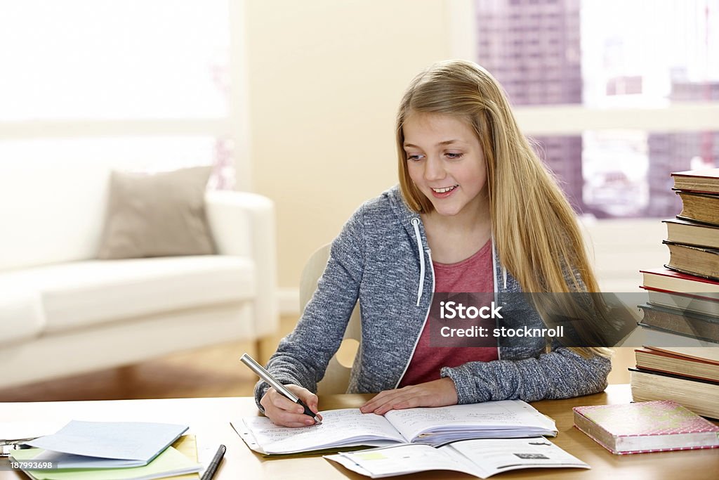 Linda garotinha fazendo lição de casa - Foto de stock de 14-15 Anos royalty-free