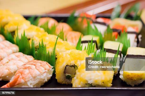 Involtini Di Sushi - Fotografie stock e altre immagini di Alimentazione sana - Alimentazione sana, Antipasto, Bianco