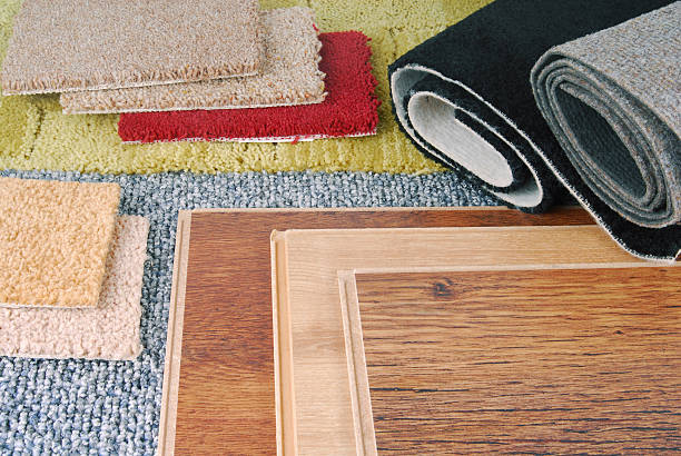 tappeto e laminato scelta per interni - carpet sample immagine foto e immagini stock