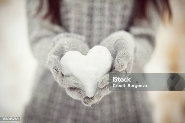 Nívea Corazón Foto de stock y más banco de imágenes de Símbolo en forma de corazón - Símbolo en forma de corazón, Copo de nieve, Nieve