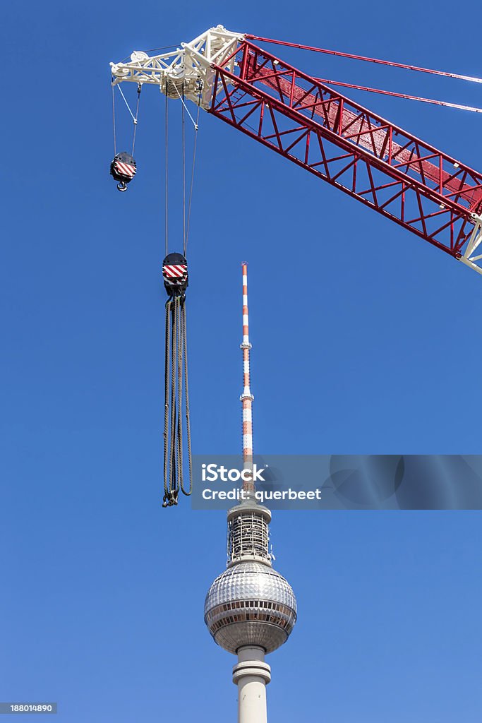 Berliner Fernsehturm mit einem Kran - Lizenzfrei Architektur Stock-Foto