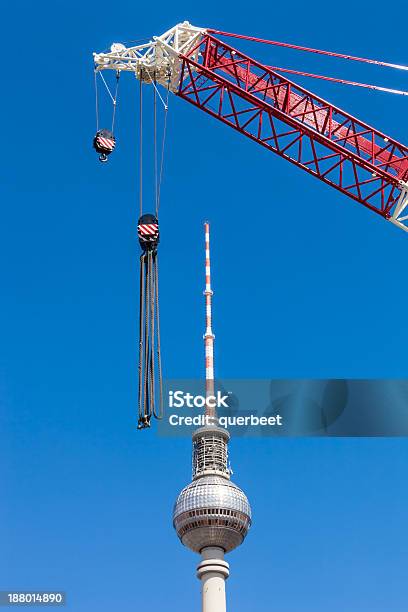 Berliner Fernsehturm Mit Einem Kran Stockfoto und mehr Bilder von Architektur - Architektur, Ausrüstung und Geräte, Außenaufnahme von Gebäuden