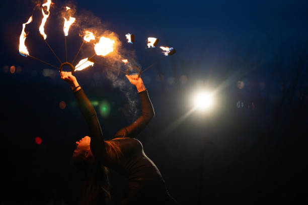 artista femenina del espectáculo del fuego por la noche - traditional festival juggling women performer fotografías e imágenes de stock