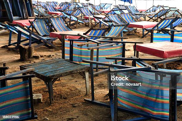 Wiele Plażowych Łóżka Polowe Na Plaży - zdjęcia stockowe i więcej obrazów Biwakować - Biwakować, Fotografika, Horyzontalny