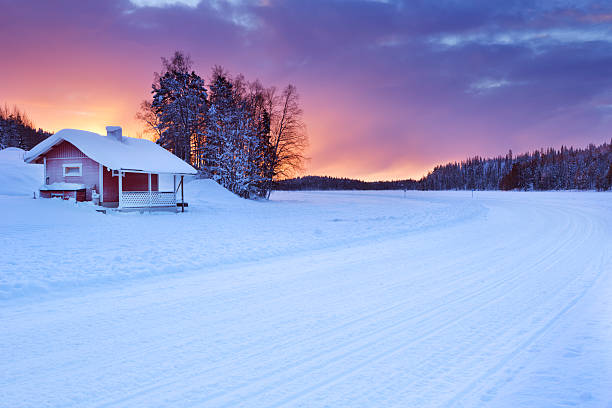 cottage sur un lac gelé en hiver, levi, laponie finlandaise - vibrant color forest ice snow photos et images de collection