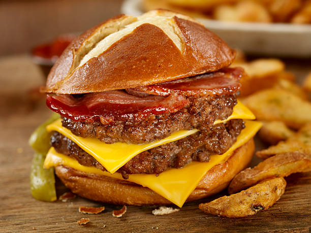 la hamburguesa pretzel - hamburger burger symmetry cheeseburger fotografías e imágenes de stock