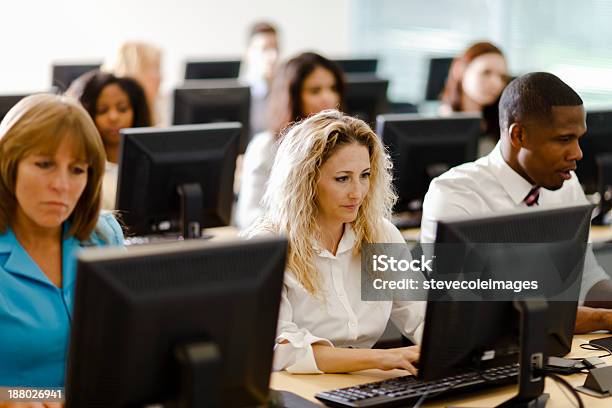 Foto de Pessoas De Negócios Com Computador Classe e mais fotos de stock de Biblioteca de Informática - Biblioteca de Informática, Adulto, Sala de aula