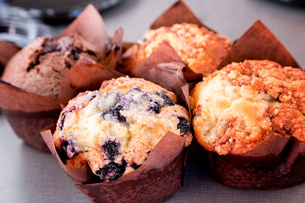 bollos - muffin cake cupcake blueberry muffin fotografías e imágenes de stock