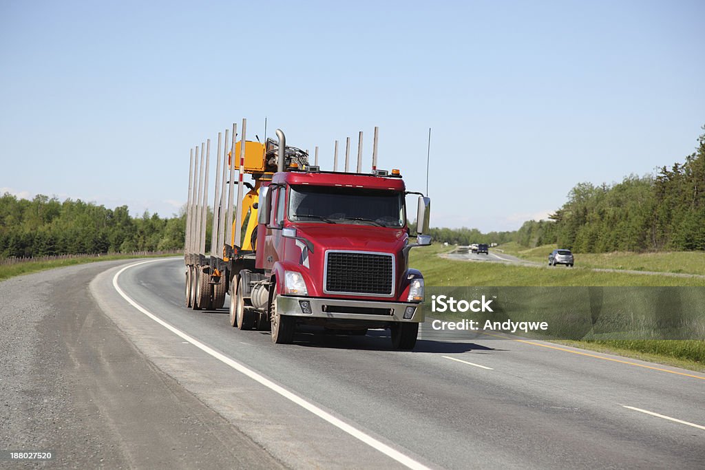 Semi-camion Rimorchio trasporto di una registrazione - Foto stock royalty-free di Ambientazione esterna