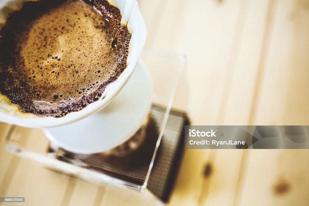 Pour-Kaffee-Filter und Kaffeebecher - Lizenzfrei Kaffeefilter Stock-Foto