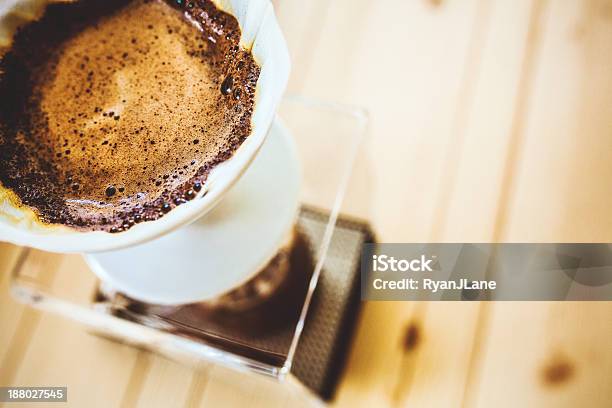 Pourprzez Filtry Do Kawy I Kubek - zdjęcia stockowe i więcej obrazów Filtr do kawy - Filtr do kawy, Bar kawowy, Czarna kawa