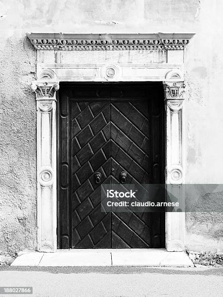 Vecchio Porta Bianco E Nero - Fotografie stock e altre immagini di Bianco e nero - Bianco e nero, Composizione verticale, Facciata