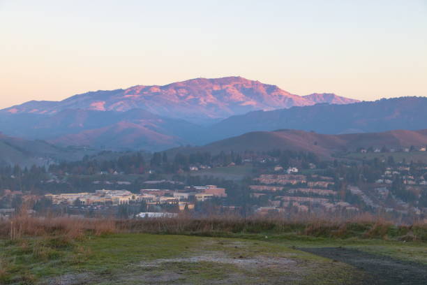 amanecer en el monte diablo visto desde las colinas de san ramón, california - mt diablo state park fotografías e imágenes de stock