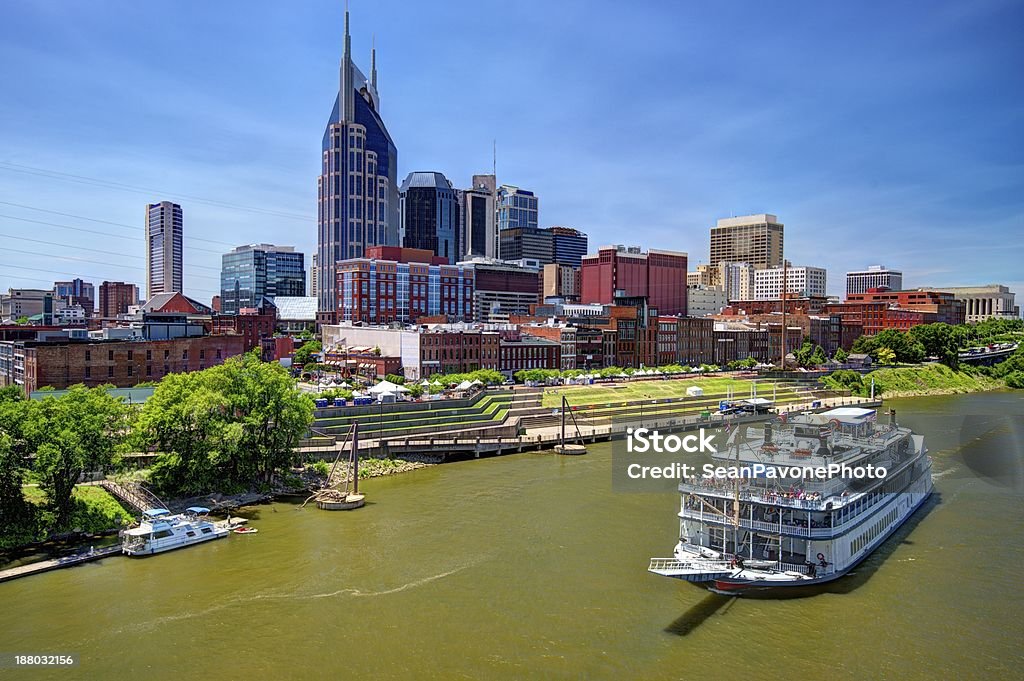 El centro de la ciudad de Nashville y river boat - Foto de stock de Nashville libre de derechos