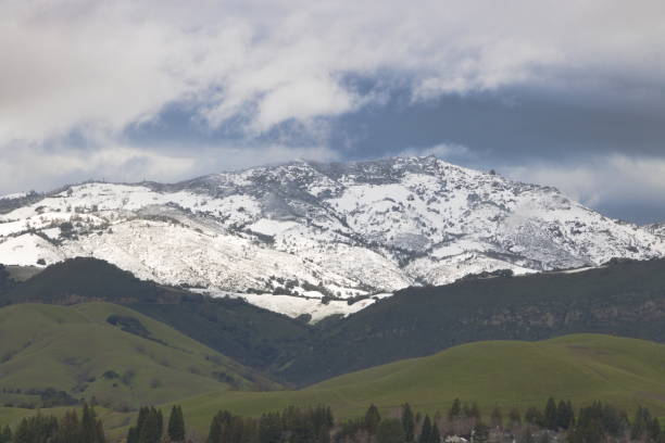 heavy snowfall on mt diablo as seen from a hill in san ramon, california - mt diablo state park california san francisco bay area suburb imagens e fotografias de stock