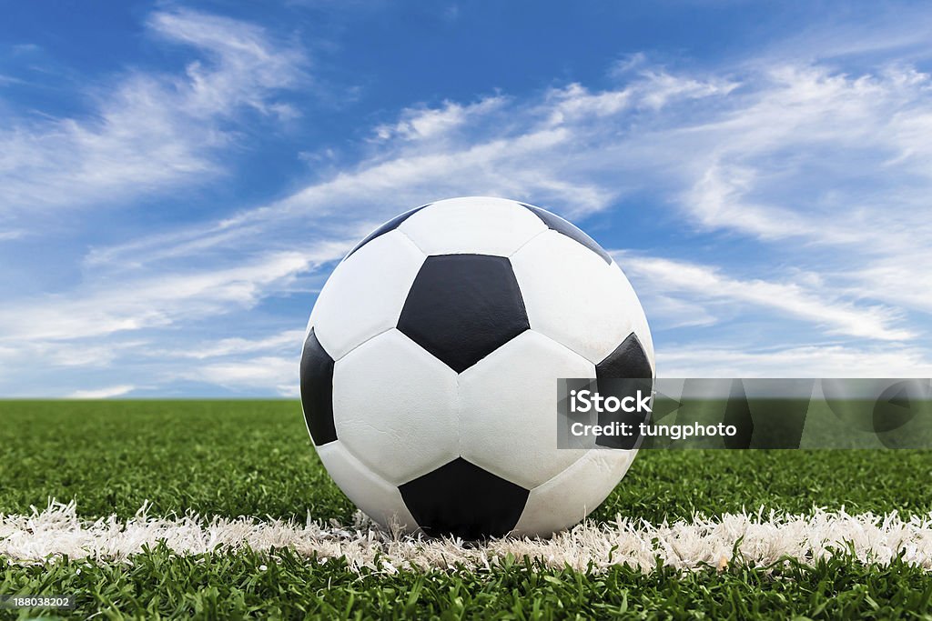 Pallone da calcio su erba verde campo - Foto stock royalty-free di Ambientazione esterna