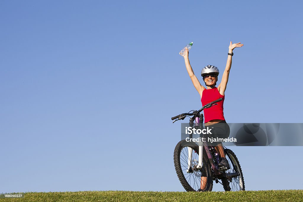 Mulher montado em sua bicicleta - Foto de stock de Adulto royalty-free