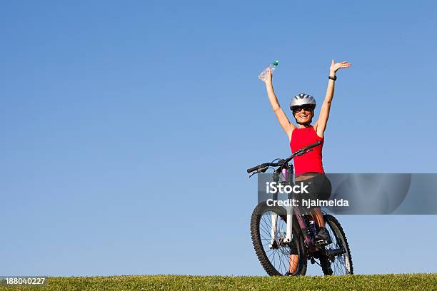 Foto de Mulher Montado Em Sua Bicicleta e mais fotos de stock de Adulto - Adulto, Artigo de vestuário para cabeça, Atividade