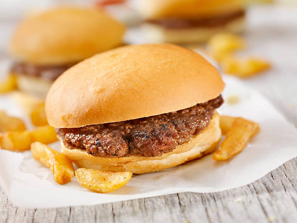 tradicional homestyle burger - hamburger burger symmetry cheeseburger imagens e fotografias de stock